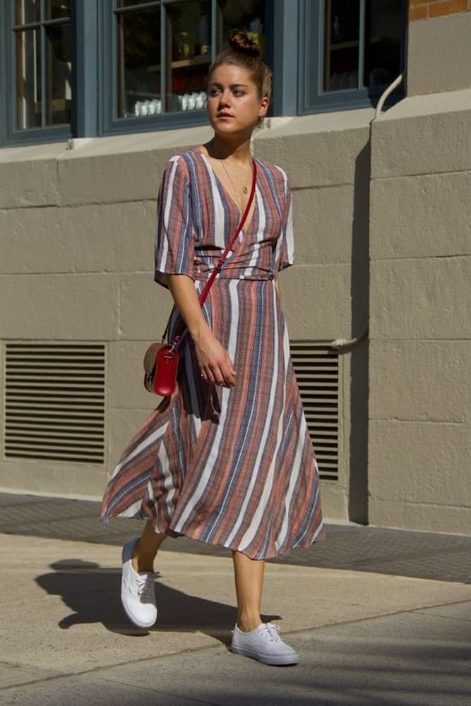 tênis branco para look com vestido midi listrado 