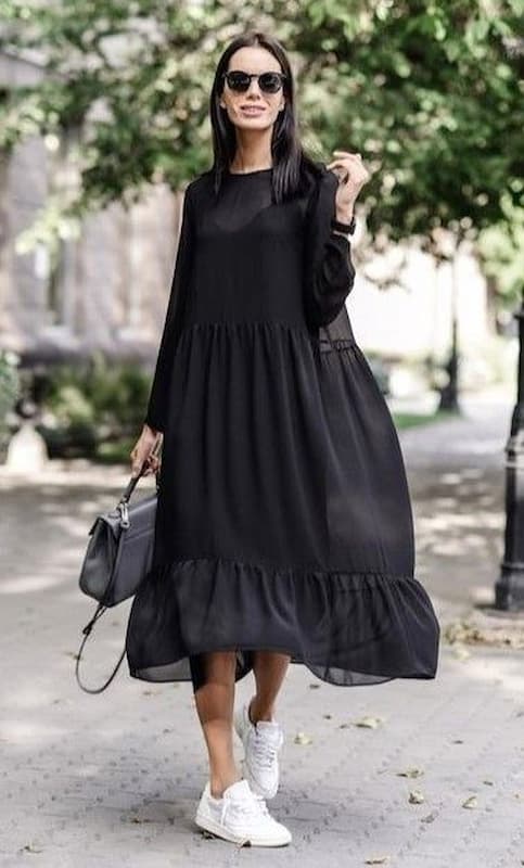 tênis branco para look com vestido midi preto soltinho 