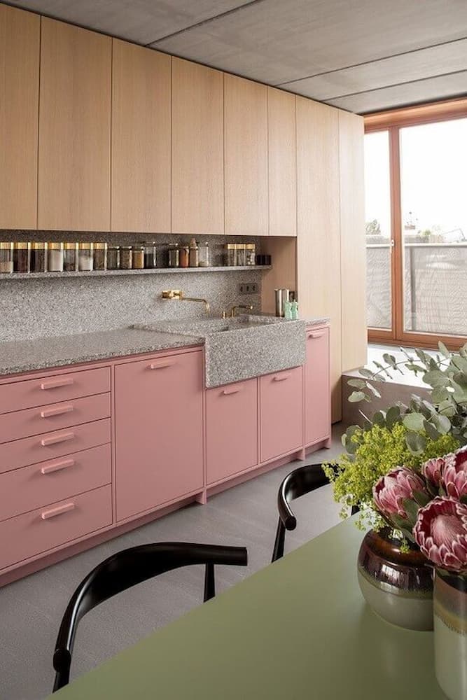 armário planejado para decoração de cozinha rosa com madeira 