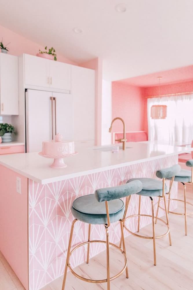 banquetas para decoração de cozinha rosa com ilha 