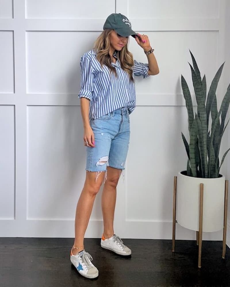 bermuda jeans para look com camisa listrada e tênis