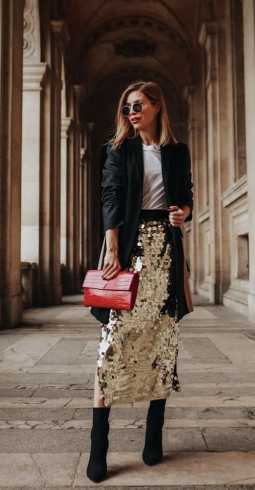 blazer para look com saia de paetê dourada e bota