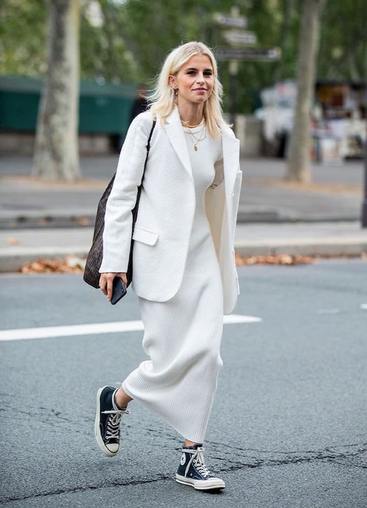 blazer para look com vestido branco e tênis