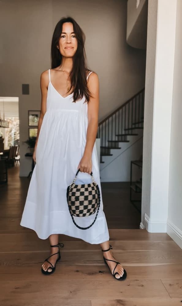 bolsa xadrez para look com vestido branco midi 