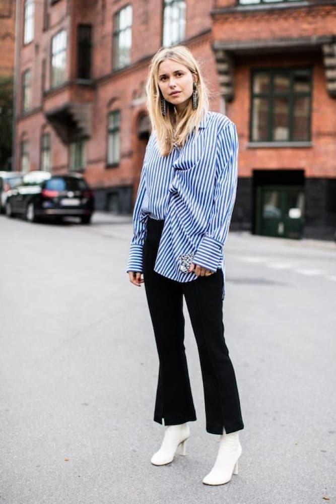 bota branca para look com camisa listrada azul e branca 