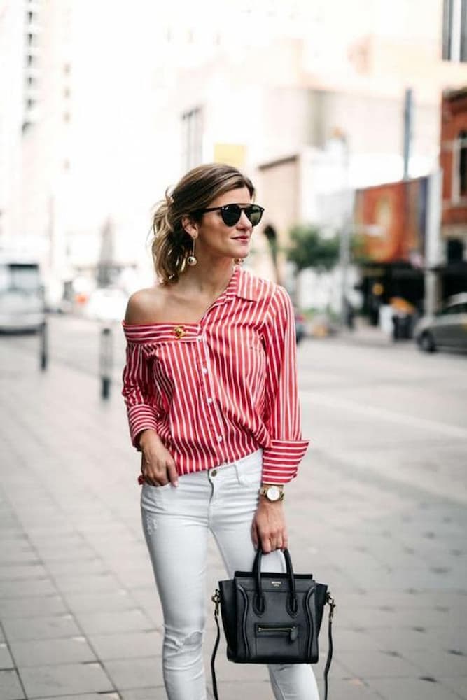 calça branca para look com camisa listrada vermelha e branca