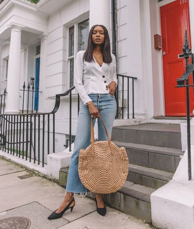 calça jeans e camisa branca para look com bolsa de crochê