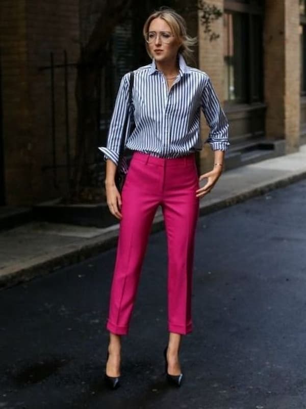 calça rosa de alfaiataria para look com camisa listrada azul e braca 