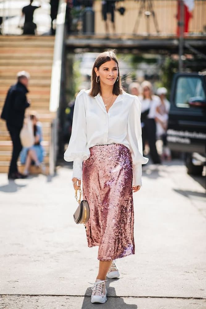 camisa branca para look com saia de paetê e tênis