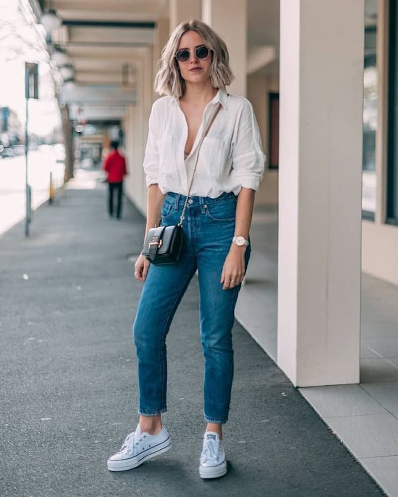 camisa branca para look com tênis branco e calça jeans 