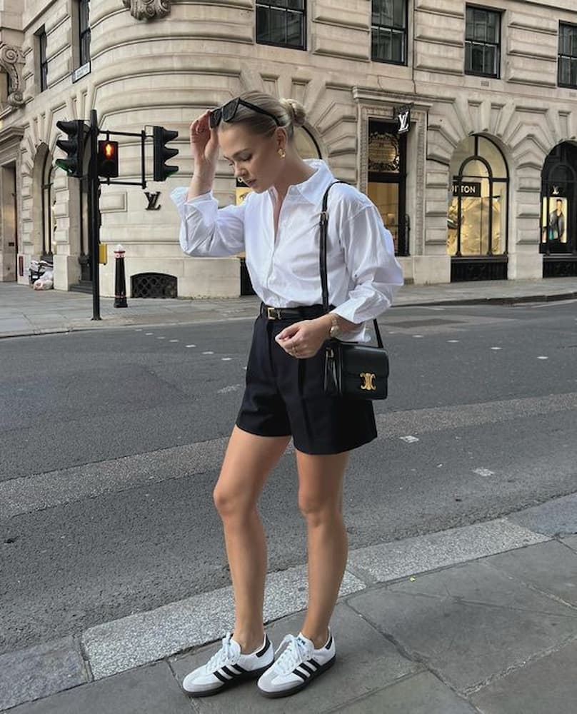 camisa branca para look com tênis branco e shorts preto