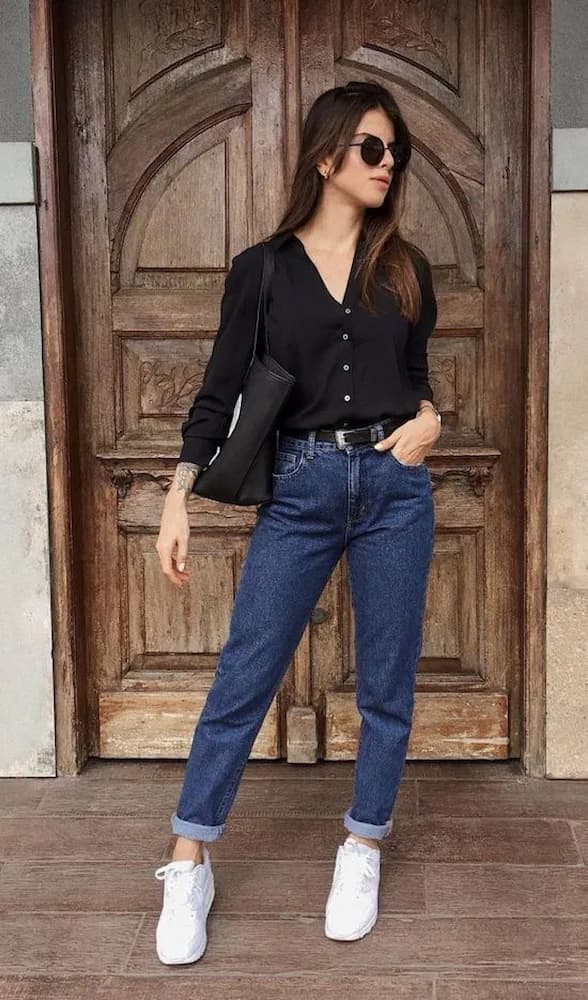 camisa preta para look com tênis branco e calça jeans 