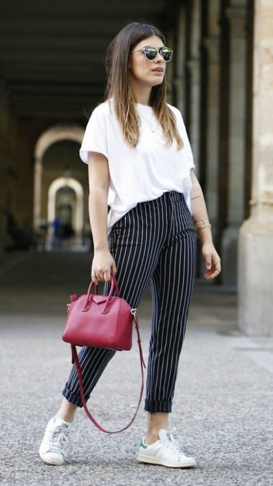 camiseta básica para look com tênis branco e calça listrada 