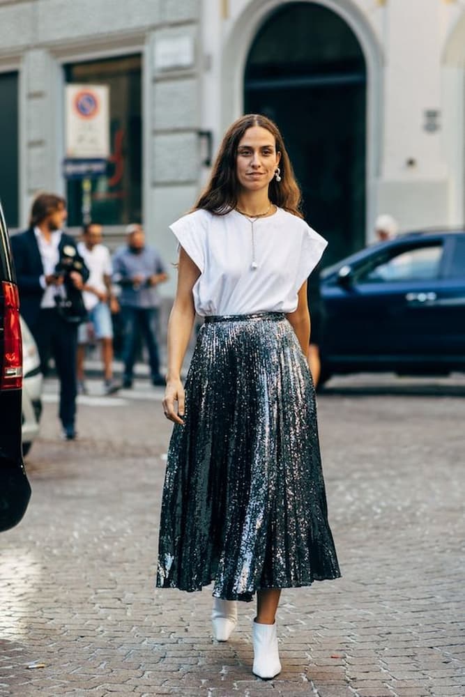 camiseta branca para look com saia de paetê midi e bota branca 