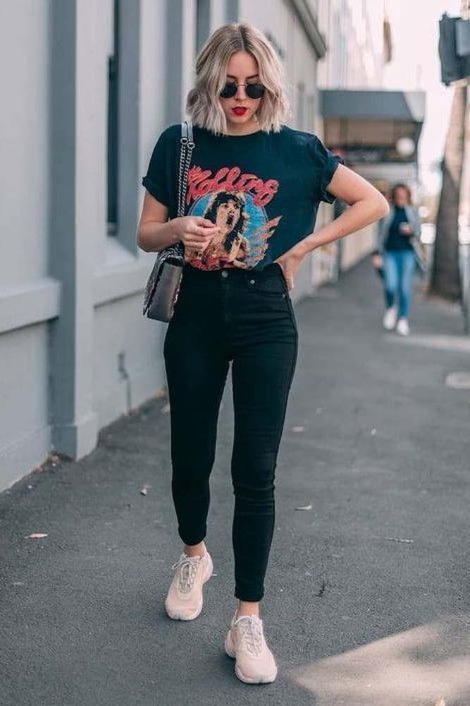 camiseta de banda para look com tênis branco e calça skinny 