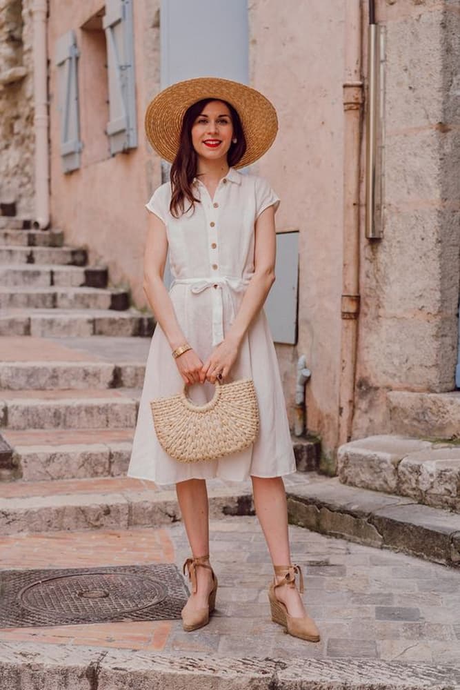 chapéu para look com vestido branco midi 