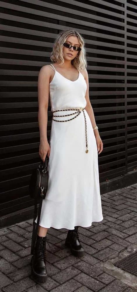 cinto diferente para look com vestido branco e coturno 