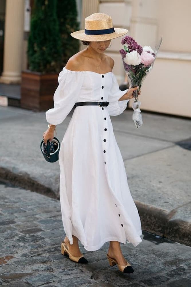 cinto preto para look com vestido branco midi e chapéu