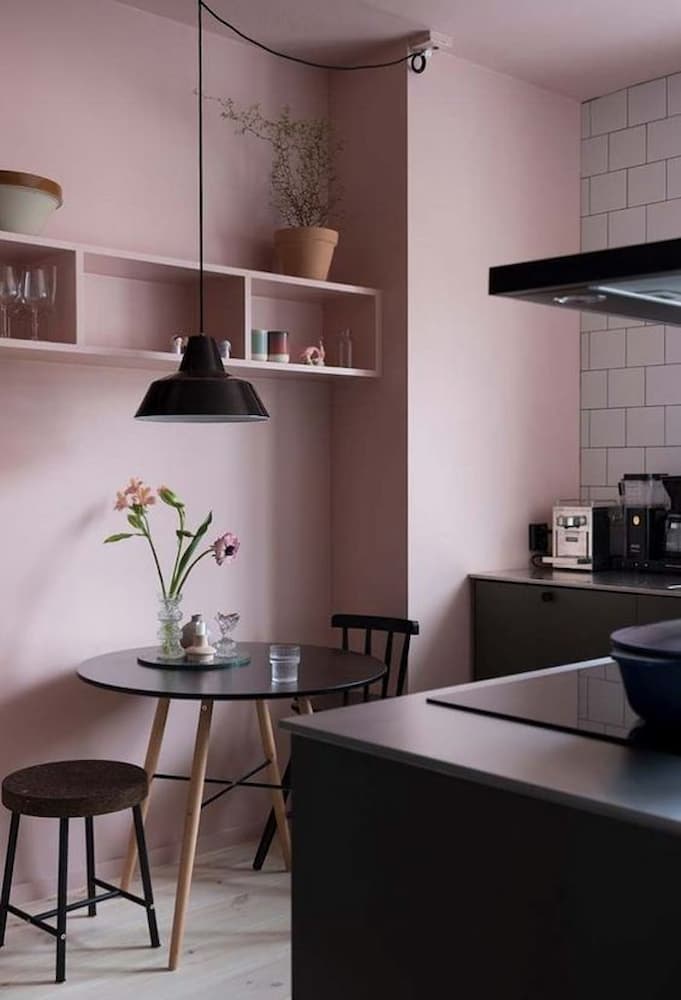 decoração de cozinha rosa e preta moderna 