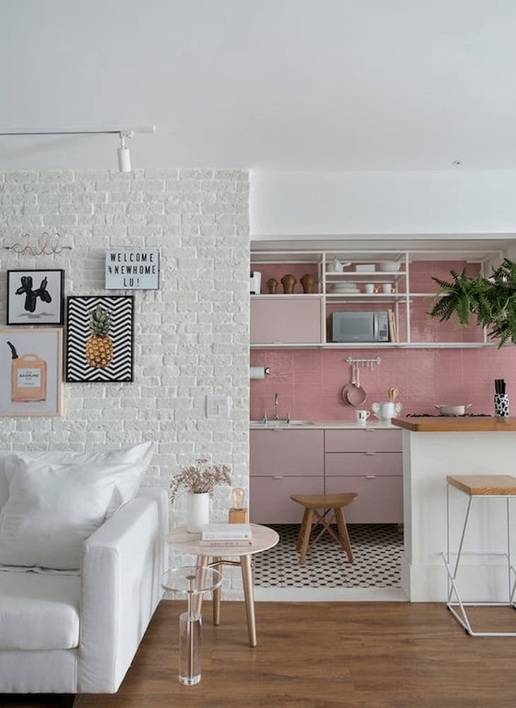 decoração de cozinha rosa integrada com sala 