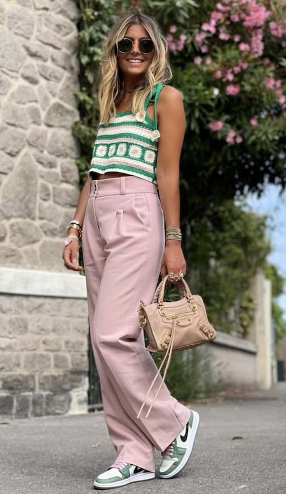 look com blusa de crochê e calça de alfaiataria