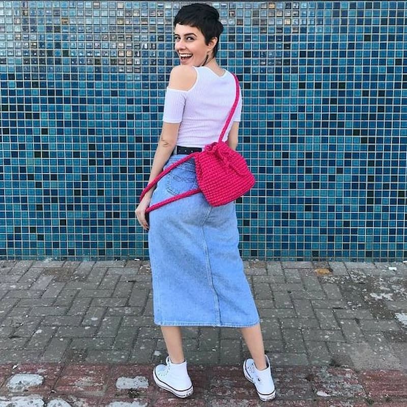 look com bolsa de crochê rosa e saia jeans 