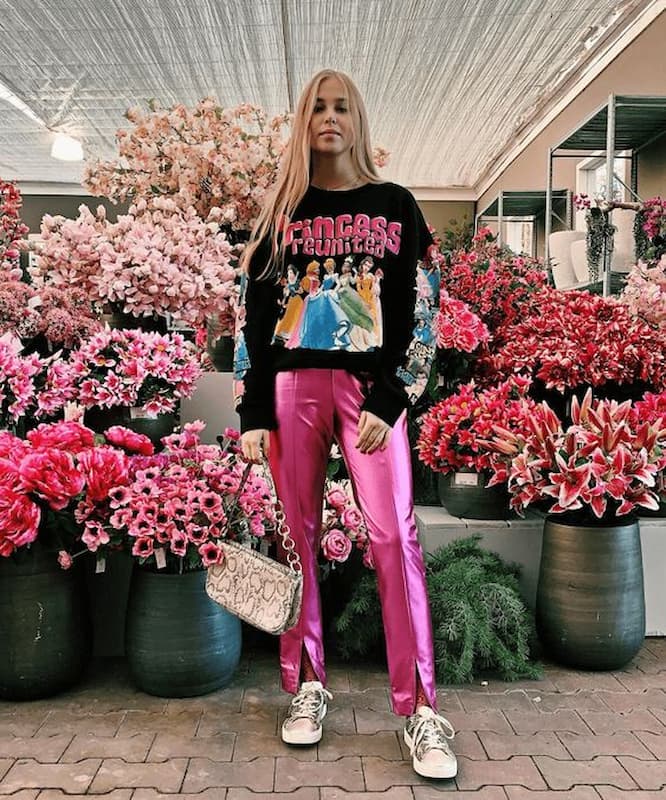 look com calça metalizada rosa e moletom estampado 