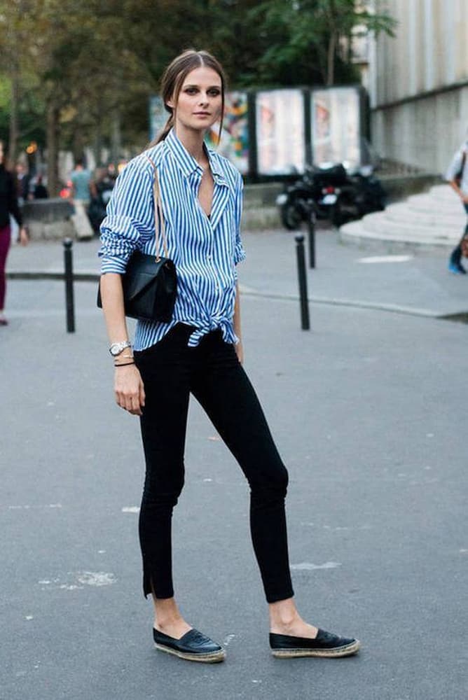 look com camisa listrada azul e branca e calça preta skinny