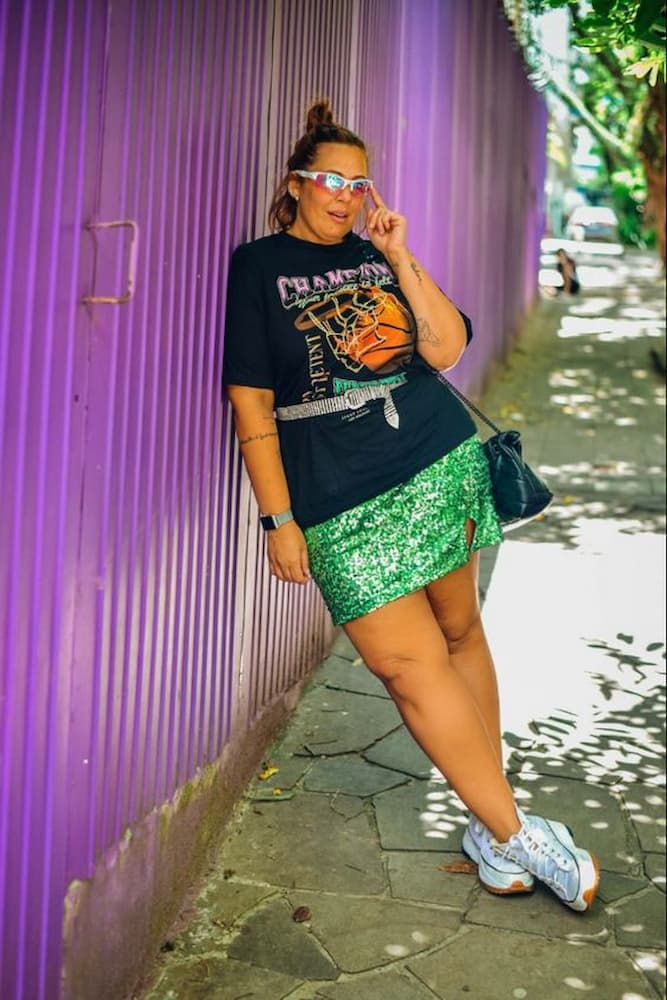 look com mini saia de paetê e camiseta 