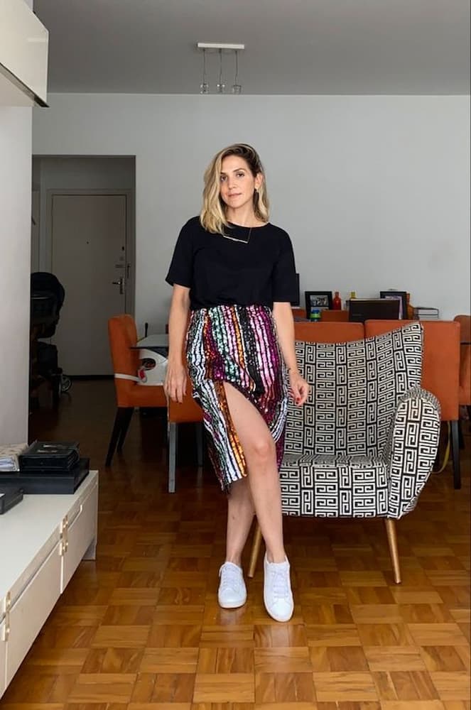 look com saia de paetê colorida e camiseta preta 