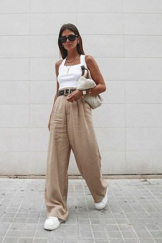 look com tênis branco e calça pantalona bege 