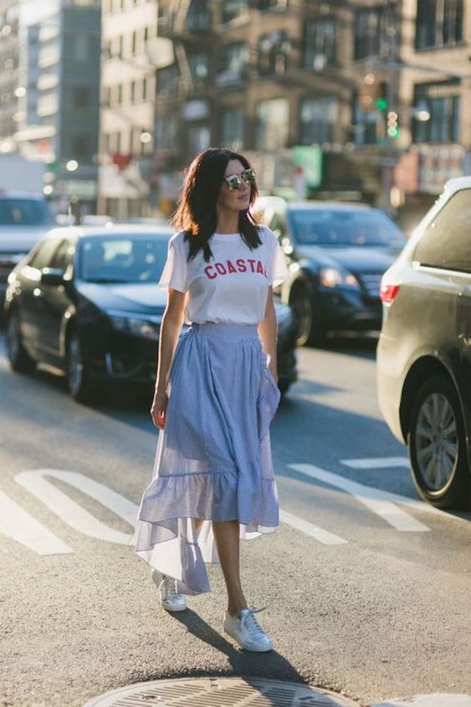 look com tênis branco e saia midi 