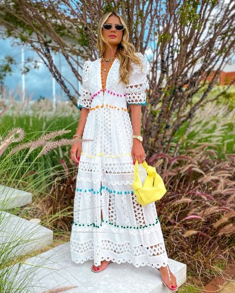 look com vestido branco com detalhes vazados e coloridos 