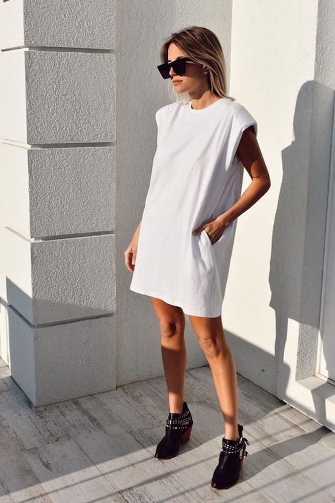 look com vestido branco curto e bota preta 