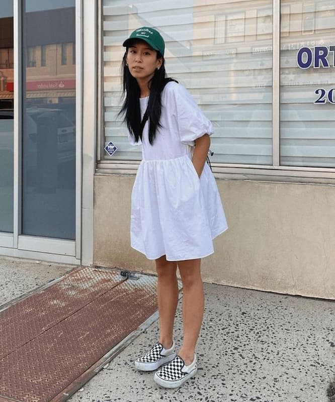 look com vestido branco curto e tênis estampado