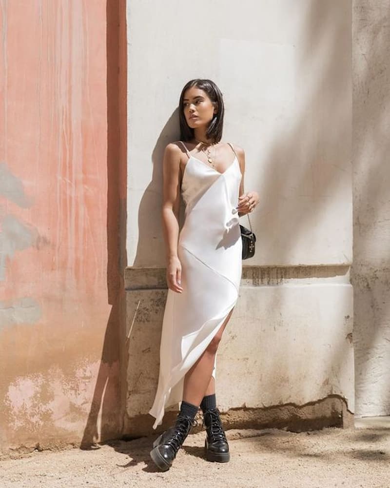 look com vestido branco de cetim e coturno