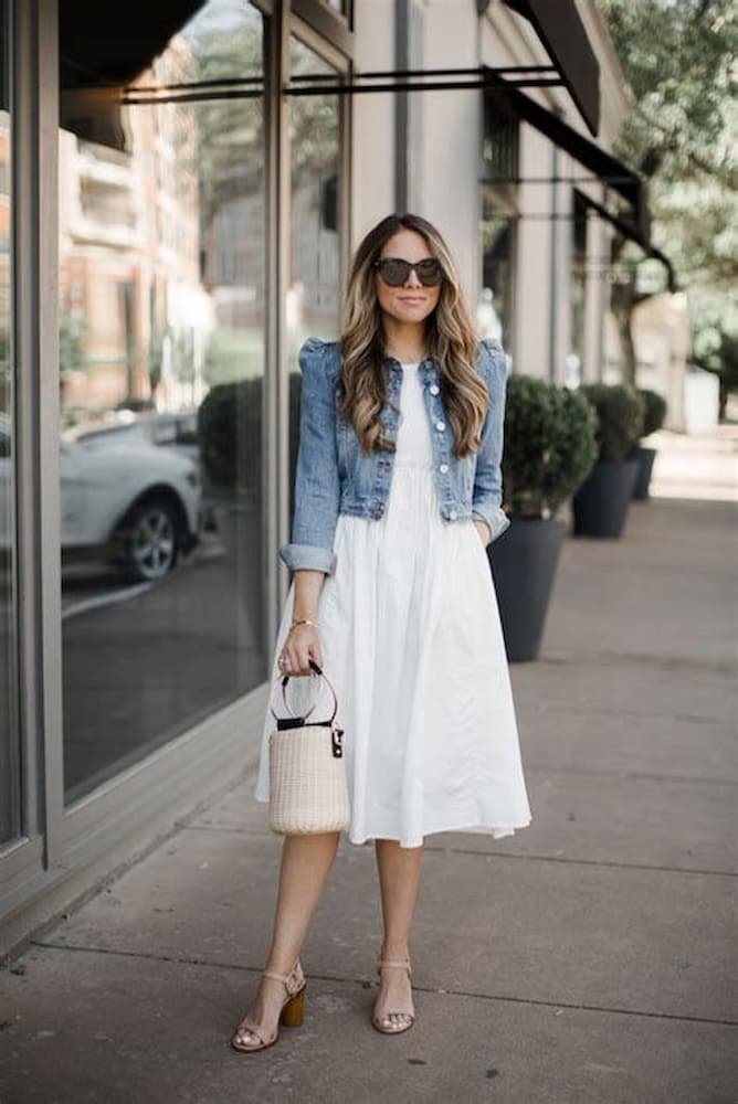 look com vestido branco e jaqueta jeans 