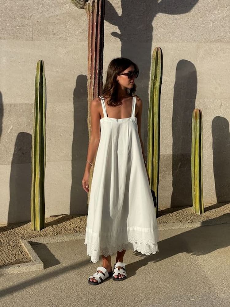 look com vestido branco e rasteirinha branca