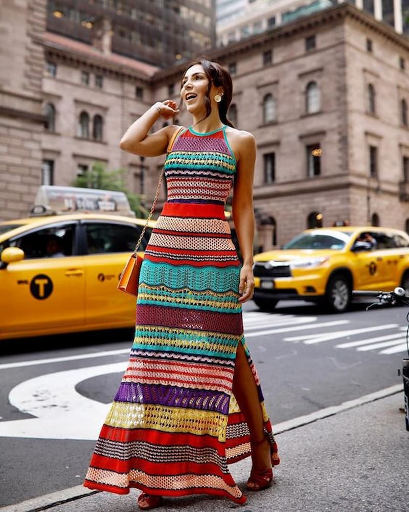 look de crochê com vestido longo e colorido 