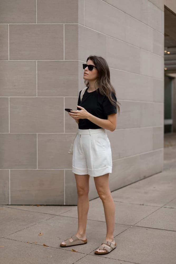 look fresco com camiseta preta e shorts branco 