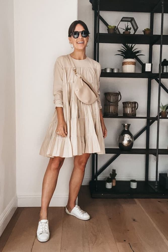 look vestido com tênis branco e pochete