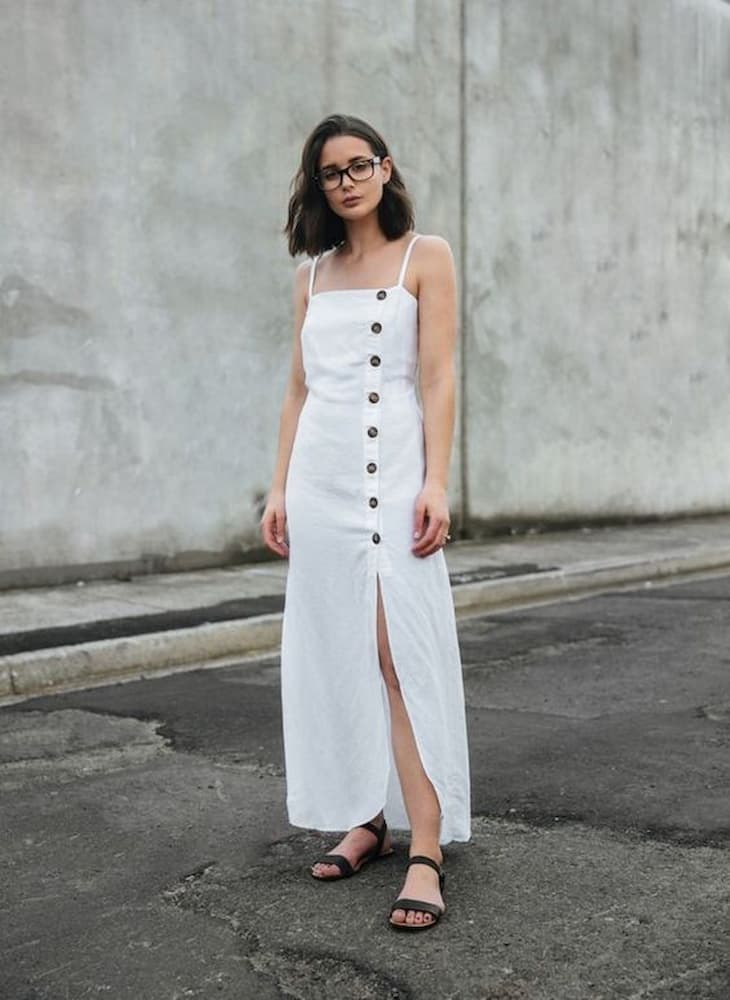 rasteirinha para look com vestido branco com botões na lateral