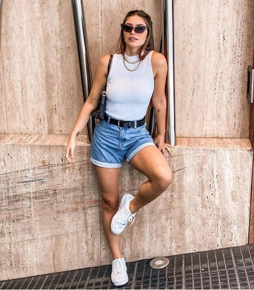 regata básica para look com tênis branco e shorts jeans