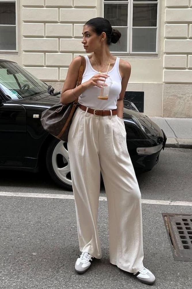 regata branca para look com tênis branco e calça de alfaiataria