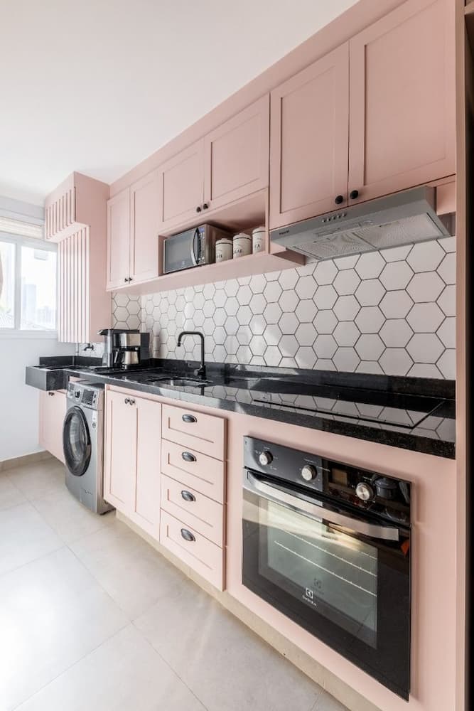 revestimento hexagonal para decoração de cozinha rosa planejada 