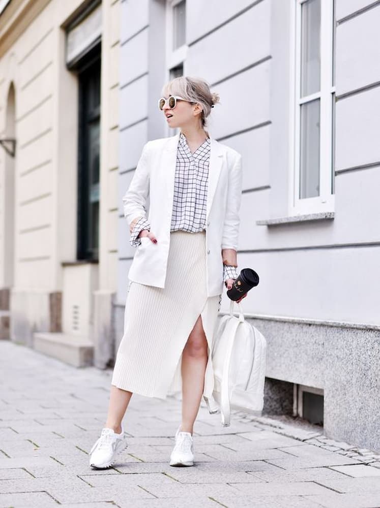 saia midi e camisa com estampa minimalista para look com tênis branco e blazer