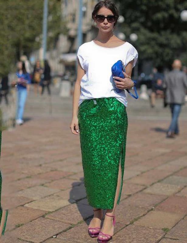 sandália rosa para look com saia de paetê colorida e camiseta branca 