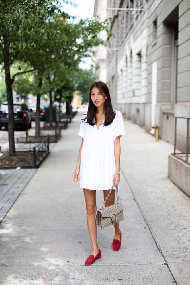 sapatilha vinho para look com vestido branco curto 