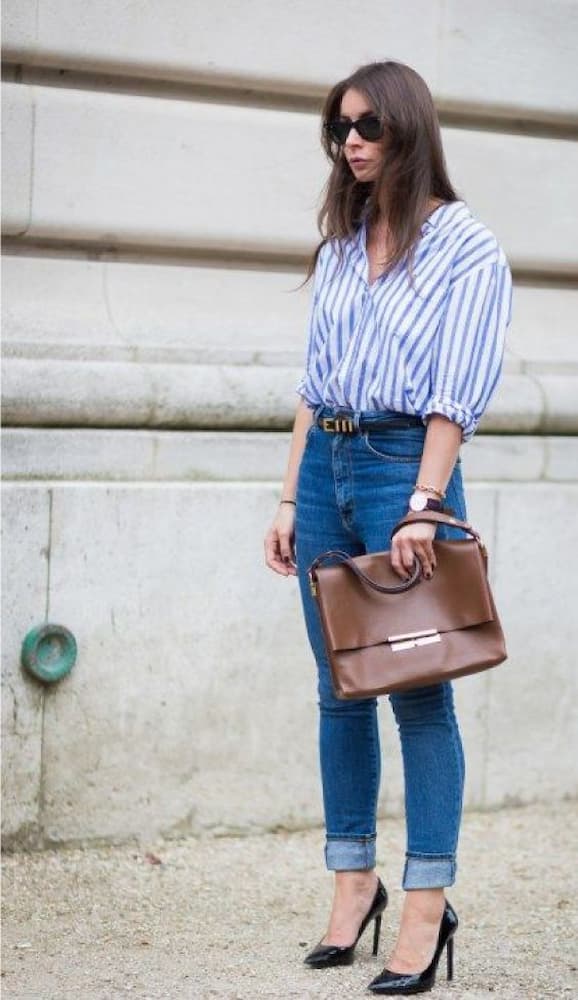 scarpin preto para look com camisa listrada azul e branco e calça jeans skinny 