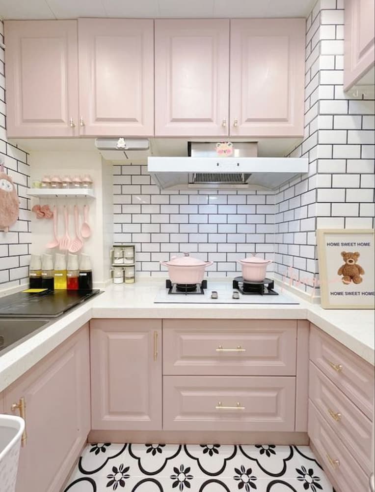 subway tile para decoração de cozinha rosa retrô